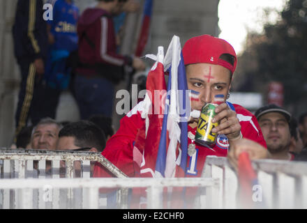 Santigo Del Chile, Chile. 18. Juni 2014. Feier und Zusammenstößen mit der Polizei in Santiago de Chile, am 18. Juni 2014 nach dem Triumph der Front nach Spanien 2-0 auf der Anzeigetafel in einen neuen Tag des Fußballs in der Welt-Weltmeisterschaft Brasilien 2014. Bildnachweis: Claudio Abarca Sandoval/NurPhoto/ZUMAPRESS.com/Alamy Live-Nachrichten Stockfoto