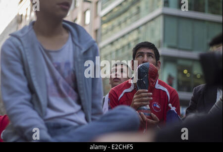 Santigo Del Chile, Chile. 18. Juni 2014. Feier und Zusammenstößen mit der Polizei in Santiago de Chile, am 18. Juni 2014 nach dem Triumph der Front nach Spanien 2-0 auf der Anzeigetafel in einen neuen Tag des Fußballs in der Welt-Weltmeisterschaft Brasilien 2014. Bildnachweis: Claudio Abarca Sandoval/NurPhoto/ZUMAPRESS.com/Alamy Live-Nachrichten Stockfoto