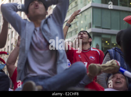 Santigo Del Chile, Chile. 18. Juni 2014. Feier und Zusammenstößen mit der Polizei in Santiago de Chile, am 18. Juni 2014 nach dem Triumph der Front nach Spanien 2-0 auf der Anzeigetafel in einen neuen Tag des Fußballs in der Welt-Weltmeisterschaft Brasilien 2014. Bildnachweis: Claudio Abarca Sandoval/NurPhoto/ZUMAPRESS.com/Alamy Live-Nachrichten Stockfoto