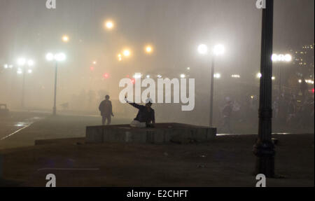 Santigo Del Chile, Chile. 18. Juni 2014. Feier und Zusammenstößen mit der Polizei in Santiago de Chile, am 18. Juni 2014 nach dem Triumph der Front nach Spanien 2-0 auf der Anzeigetafel in einen neuen Tag des Fußballs in der Welt-Weltmeisterschaft Brasilien 2014. Bildnachweis: Claudio Abarca Sandoval/NurPhoto/ZUMAPRESS.com/Alamy Live-Nachrichten Stockfoto