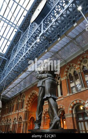 United Kingdown, London, King's Cross-Bereich, der Eurostar St Pancras, Skulptur des Künstlers Paul Day 2007 Stockfoto