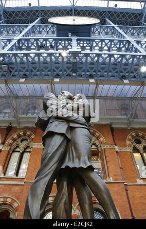 United Kingdown, London, King's Cross-Bereich, der Eurostar St Pancras, Skulptur des Künstlers Paul Day 2007 Stockfoto