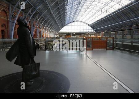 United Kingdown, London, King's Cross-Bereich, der Eurostar St Pancras, Skulptur des Künstlers Paul Day 2007 Stockfoto