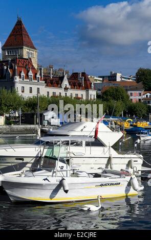 Schweiz, Kanton Waadt, Lausanne Ouchy Bezirk des Lac Leman, Schloss Ouchy am Place du Vieux Port und Marina Genfersee Stockfoto