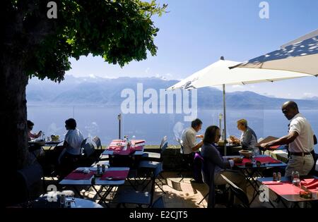 Schweiz, Kanton Waadt, Lavaux Weinbergterrassen Weltkulturerbe der UNESCO, Terrasse des Restaurant Le Deck Baron Tavernier Stockfoto