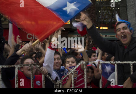 Santigo Del Chile, Chile. 18. Juni 2014. Feier und Zusammenstößen mit der Polizei in Santiago de Chile, am 18. Juni 2014 nach dem Triumph der Front nach Spanien 2-0 auf der Anzeigetafel in einen neuen Tag des Fußballs in der Welt-Weltmeisterschaft Brasilien 2014. Bildnachweis: Claudio Abarca Sandoval/NurPhoto/ZUMAPRESS.com/Alamy Live-Nachrichten Stockfoto