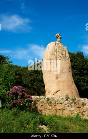 Frankreich Cotes d ' Armor Cote de Granit Rose (rosa Granit Küste) Telstar Bodu christianisierten Menhir von St. Uzec graviert während seiner Stockfoto