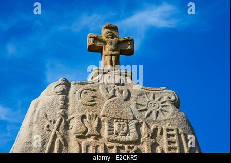 Frankreich Cotes d ' Armor Cote de Granit Rose (rosa Granit Küste) Telstar Bodu christianisierten Menhir von St. Uzec graviert während seiner Stockfoto