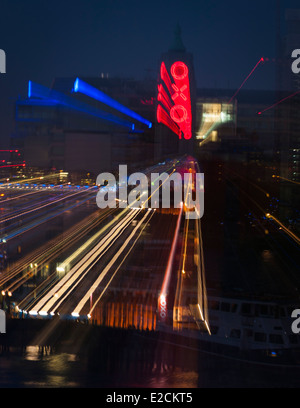 Central London , City , Oxo Tower beleuchtet in der Nacht Abend Dämmerung Zoom verschwimmen abstrakte Kunst künstlerische Bewegung Licht Streifen Stockfoto