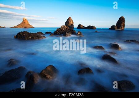 Italien Sizilien Catania Provinz Aci Trezza Faraglioni-Felsen Stockfoto