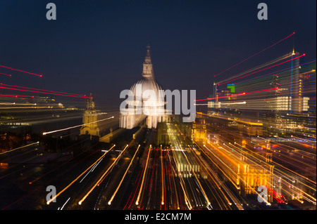 Zentrum von London, City, St. Pauls Pauls Kathedrale bei Nacht Abend Dämmerung Zoom blur Streifen Lnes Abstraktion Kunstrichtung Stockfoto