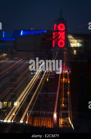 Zentrum von London, City, Oxo Tower von Waterloo Bridge bei Nacht Abend Dämmerung Zoom blur Lichter Abstraktion Kunstrichtung Stockfoto