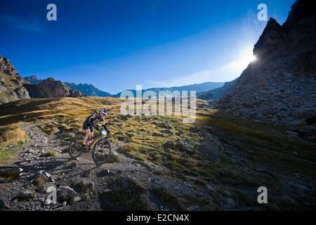 Frankreich-Hautes-Alpes Mountainbike-Rennen der Ultra Raid Meije downhill Mountainbiker Stockfoto