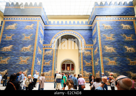 Rekonstruierten Ischtar-Tor von Babylon im Pergamom Museum, Berlin, Deutschland Stockfoto