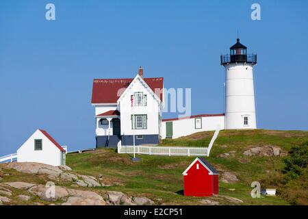 Vereinigten Staaten Maine York Cape Neddick Nubble Leuchtturm befindet sich auf einer Insel nahe der Küste Stockfoto