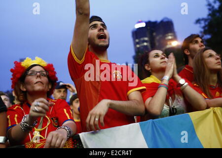 Madrid, Spanien. 19. Juni 2014. Spanier reagiert während der WM-Fußballspiel zwischen Spanien und Chile, in Madrid, Spanien, Mittwoch, 18. Juni 2014. Titelverteidiger Spanien ließ sich zu einem 2: 0-Niederlage gegen Chile und stürzte die WM nach der zweiten Niederlage innerhalb von fünf Tagen. Chiles Sieg machte heute - durch Tore von Eduardo Vargas und Charles Arranguiz - die Südamerikaner und in den Niederlanden die ersten Teams in die zweite Runde durchlaufen. Bildnachweis: Javier Luengo/NurPhoto/ZUMAPRESS.com/Alamy Live-Nachrichten Stockfoto