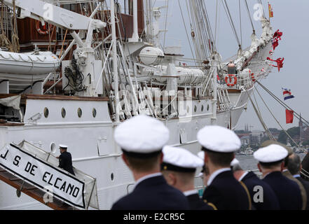 Hamburg, Deutschland. 19. Juni 2014. Marine Matrosen haben auf und vor Schulschiff Juan Sebastian de Elcano der spanischen Marine in Hamburg, Deutschland, 19. Juni 2014 aufgereiht. Das Marine-Schulschiff hat am Hamburger Hafen angedockt. Foto: AXEL HEIMKEN/DPA/Alamy Live-Nachrichten Stockfoto