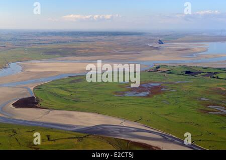Frankreich Manche Bucht des Mont Saint Michel Weltkulturerbe von UNESCO Mont Saint Michel bei Ebbe des Stuhls und Selune Stockfoto