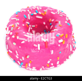 ein Donut, beschichtet mit rosa Zuckerguss und Streusel in verschiedenen Farben auf weißem Hintergrund Stockfoto