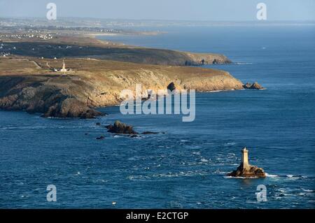 Frankreich Finistere Iroise Plogoff La Vieille Leuchtturm und Pointe du Raz im Hintergrund (Luftbild) Stockfoto