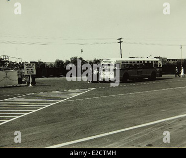 Foto mit dem Betrieb und Personal der Convair/General Dynamics-Anlage, Darstellung der Fertigungsprozesse in der Luft- und Raumfahrt. Stockfoto