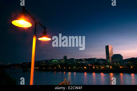 Eine Dtreet Lampe beleuchtet die Szene an der Uferpromenade in Portland Stockfoto