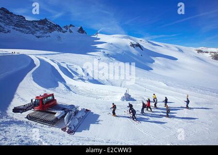 Frankreich Hautes Alpes La Grave Skifahrer hinter ein Snowcat Skifahren auf dem Gletscher Girose (3600 m) an der unteren Spitze des Grabes Stockfoto