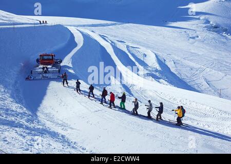 Frankreich Hautes Alpes La Grave Skifahrer hinter ein Snowcat Skifahren auf dem Gletscher Girose (3600 m) Stockfoto