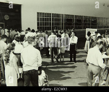 Dieses Foto zeigt das Personal des Convair/General Dynamics-Werks, eines der wichtigsten Hersteller von Luft- und Raumfahrt. Die Anlage war von den 1950er bis in die 1960er Jahre integraler Bestandteil der Produktion von Militärflugzeugen, Raketen und Raumfahrzeugen Stockfoto