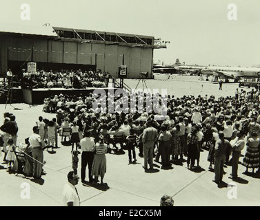 Dieses Foto zeigt die Convair- und General Dynamics-Anlage und das Personal im San Diego Air and Space Museum. Sie hebt den bedeutenden Beitrag dieser Hersteller in der Luft- und Raumfahrt zur Entwicklung militärischer und ziviler Luftfahrzeuge hervor, wobei ihr besonderer Schwerpunkt auf ihrer Rolle in der Luftfahrtgeschichte liegt. Stockfoto