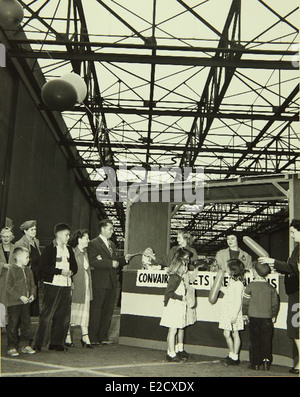 Foto des Betriebs von Convair/General Dynamics, das Arbeiter aus der Luft- und Raumfahrt zeigt, die in den 1960er und 1970er Jahren an der Produktion von Raumfahrzeugen und Militärflugzeugen beteiligt waren Stockfoto