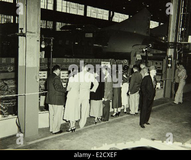Dieses Foto aus dem San Diego Air and Space Museum zeigt das Werk Convair/General Dynamics und seine Mitarbeiter. Das Werk war im 20. Jahrhundert maßgeblich an der Produktion von Militär- und Verkehrsflugzeugen beteiligt und trug zu Fortschritten in der Luft- und Raumfahrttechnik bei. Stockfoto