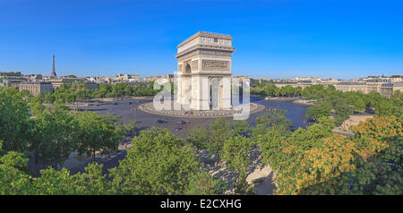 Frankreich Paris Place de l ' Etoile (Place Charles de Gaulle) zum Arc de Triomphe, dem Eiffelturm im Hintergrund Stockfoto