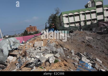 Gaza-Stadt, Gazastreifen, Palästinensische Gebiete. 19. Juni 2014. Palästinenser inspizieren den Trümmern ein Trainingslager von Hamas verwendet, nachdem es von einem israelischen Raketenangriff in Gaza-Stadt, frühe Donnerstag, 19. Juni 2014 getroffen wurde. Die israelische Militär sagten fünf Raketen wurden von der Hamas kontrollierten Gaza auf Israel abgefeuert. Eine Rakete schlug ein Haus im Süden Israels, verursacht Schaden, aber keine Verletzungen. Frühen Donnerstagmorgen reagiert Israel mit einer Reihe von Luftangriffen auf '' Terror Aktivität '' Websites im Gaza-Streifen. Er sagte, "direkte Treffer '' bestätigt wurden. Bildnachweis: ZUMA Press, Inc./Alamy Live-Nachrichten Stockfoto