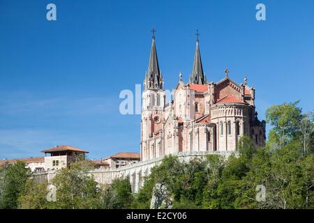 Spanien Provinz Asturien Picos de Europa national Park Basilika Santa MarÝa la Real von Covadonga Stockfoto