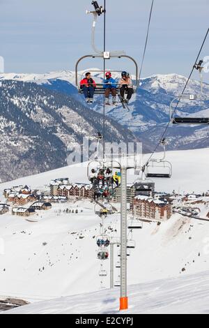 Frankreich-Hautes-Pyrenäen Skigebiet Peyragudes Peyresourde Pisten Blick auf Peyresourde Balestas Stockfoto