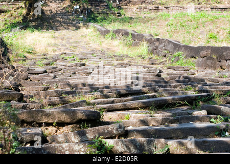 Eine Treppe führt auf die obere Ebene auf die Ruinen von Angkor antike Wat Phu, gebaut von den Khmers in Champasak, Laos. Stockfoto