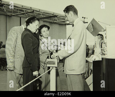 Dieses Foto aus der Convair/General Dynamics Kollektion zeigt die Anlage und das Personal des Unternehmens in den 1960er Jahren und spiegelt die bedeutende Rolle des in San Diego ansässigen Luftfahrtunternehmens bei der Entwicklung von Militärflugzeugen, einschließlich der Atlas-Rakete, wider. Die Kollektion hebt die Mitarbeiter und Technologien hinter der Fertigung in der Luft- und Raumfahrt hervor. Stockfoto