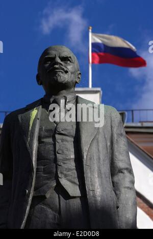 Russland Sankt Petersburg Weltkulturerbe von UNESCO Vasilevsky Insel Statue von Lenin vor einer Feuerwache Stockfoto