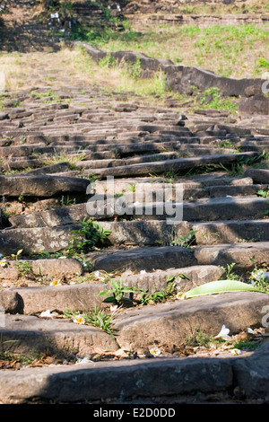 Eine Treppe führt auf die obere Ebene auf die Ruinen von Angkor antike Wat Phu, gebaut von den Khmers in Champasak, Laos. Stockfoto