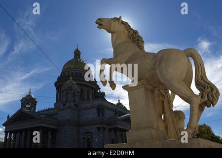 Russland Sankt Petersburg Weltkulturerbe von UNESCO-Statue, die ein Pferd vor der alten Garde der Cavaliers Stockfoto