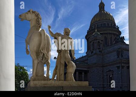 Russland Sankt Petersburg Weltkulturerbe von UNESCO-Statue, die einen Sohn von Zeus mit einem Pferd vor dem alten Stockfoto