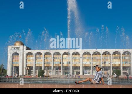 Kirgisistan Chuy Provinz Bischkek Kind durch einen Brunnen auf Ala-Too-Platz Stockfoto