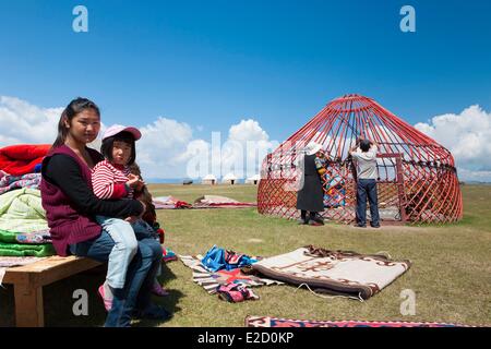 Kirgisistan Naryn Provinz aufstellen einer Jurte im Song-Kol See staatliche zoologische reserve Stockfoto