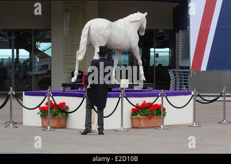 Ascot Berkshire, Vereinigtes Königreich. 19. Juni 2014. Ein Rennenbesucher in einem Cutaway am Ladies Day bei der Royal Ascot-Credit: Amer Ghazzal/Alamy Live-Nachrichten Stockfoto