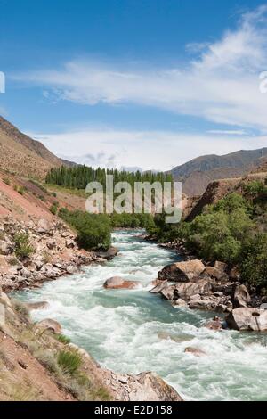 Kirgisistan Naryn Provinz Kyzyl Oy Kyzyl Oy Fluss und Felsen in Kyzyl Oy Tal Stockfoto