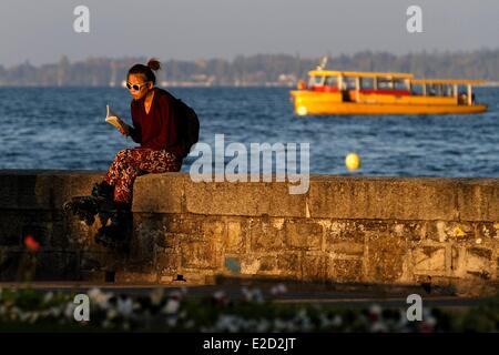 Schweiz Genf Genfer See Parc Mon Repos junge Frau liest am Ufer Stockfoto