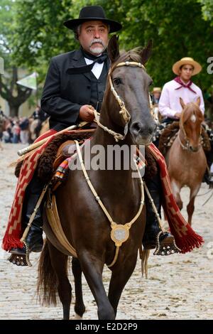 Argentinien Buenos Aires Provinz San Antonio de Areco Tradition Tag Festival (Dia de Tradicion) Gaucho auf dem Pferderücken in Stockfoto