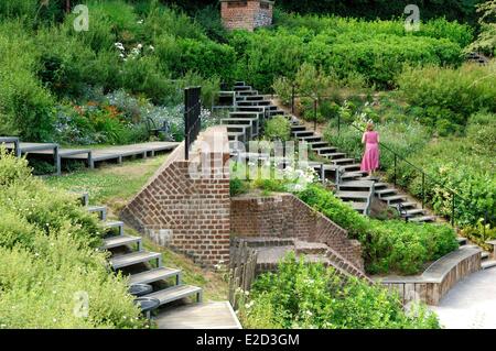 Frankreich Nord Mons En Baroeul Fort von Mons junge Frau im rosa Kleid gehen in den Garten Stockfoto