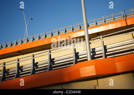 Die doppelte Überführung der neu errichteten Universität Brücke in Bydgoszcz, Polen ist zu sehen. Stockfoto